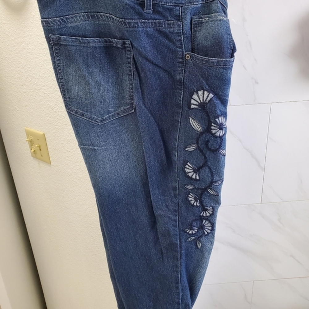 Size 24 W blue denim Capri with cute embroidery. 18$